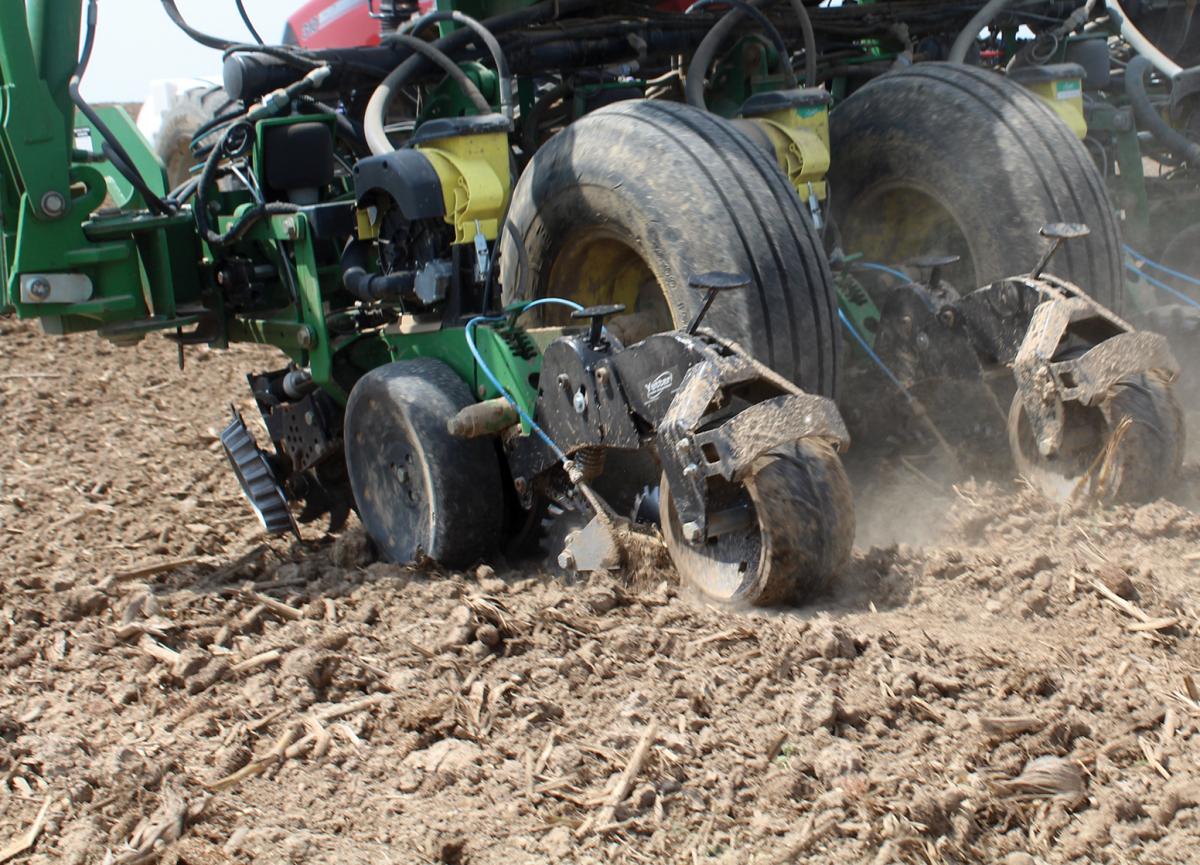 YETTER 6200 FURROW MAX™ CLOSING SYSTEM