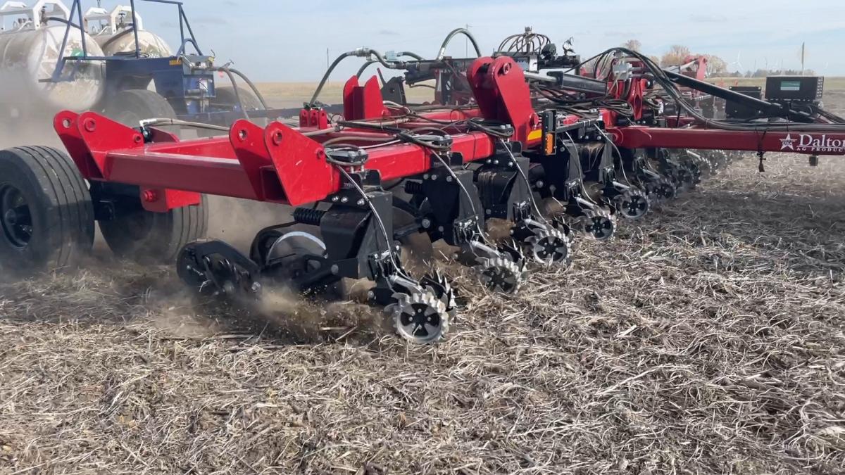 YETTER 10,000 MAGNUM™ WITH OPTIONAL ROW CLEANER